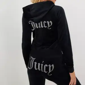 Säljer denna svarta dress från juicy couture som jag knappt använt pga liten på mig. Båda är i helt nytt skick och sitter väldigt bra. Väldigt skönt material med diamant text på ryggen och rumpan. Hade passat en S/M, kan frakta.