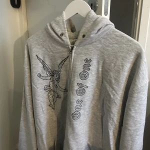 One of one zip up - Säljer min one of one zip up hoodie då den inte kommer till användning, väldigt sparsamt använd. Storlek XL men sitter mer som M/L
