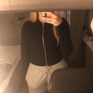 Tröja - Svart ribbad tröja med blixtlås. Använd 1 gång. Köparen står för frakten❣️