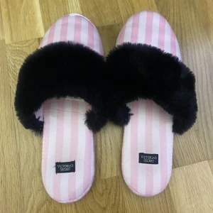 Victorias secret tofflor  - Säljer dessa rosa Victorias secret tofflor i storlek 36/37 använd några gånger. 
