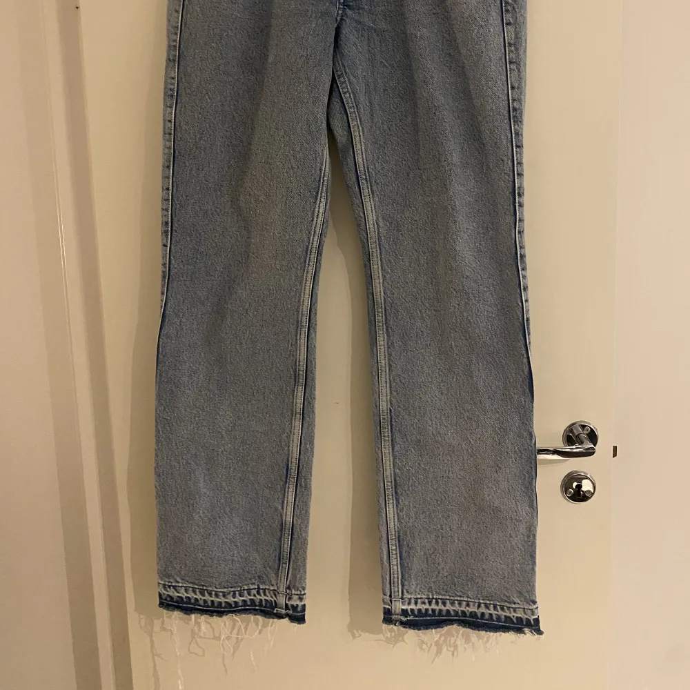 Lågmidjade jeans från weekday, just nu slutsålda!! Endast använda ett fåtal gånger. Jeans & Byxor.