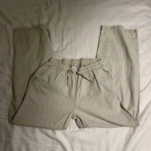 Snygga linnebyxor från lindex - Säljer ett par beiga linnebyxor från lindex! Använda 5 gånger och det syns inte.💫