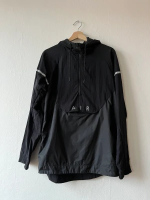 Nike jacka  - Nike street wear anorak.  Använd men i fint skick, vinde men ej vatten tålig.  Strl: S 