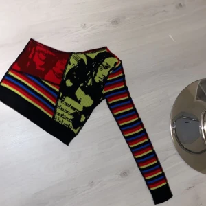 Virkad topp - As snygg virkad topp ifrån Urban Outfitters! Köpt för 500 kr och är använd 1 gång:)