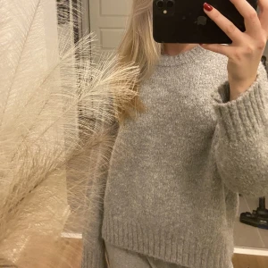 Stickad tröja - Superfin grå stickad tröja från zara! Strl S, knappt använt så jättefint skick💖 200kr + frakt 