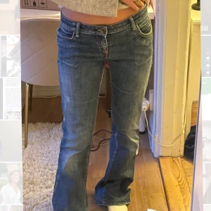 Lågmidjade jeans - Skitsnygga jeans, säljs pga att de är lite för stora på mig. Skriv om ni behöver fler bilder💓💓