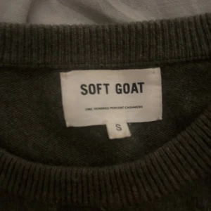 Soft goat tröja  - Säljer denna perfekta soft goat tröja i storlek S! Köpt för 4 månader sen och perfekt skick! Byter gärna, köpt för 2695kr! Helt slut överallt ❤️