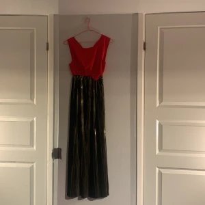 Jul/nyårs klänning  - Festlig jul/nyårs kläning väldigt fin.