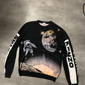Kenzo tröja stickad - Köpt från farfetch. Storlek S relativt liten i storlek. Köpt för längesen men aldrig använd pågrund av för liten