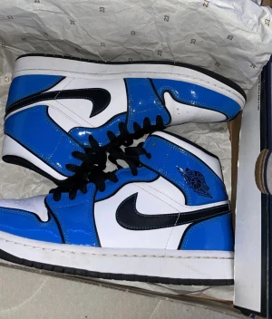 Jordan 1 Signal Blue - Tjenare! Jag säljer mina Jätte Snygga och fräscha Jordan 1 Signal blues då jag inte använder dom för dom är för små. Storlek 42 Uk 7 Lådan ingår Skick 9,5/10 Nypris 3 200kr köpta på Restocks : )