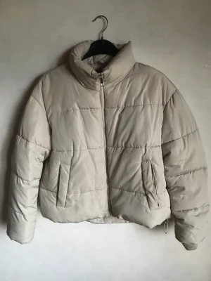 Mjuk vinterjacka  - Snygg och skön vinterjacka kort modell. Storlek L men liten i storleken. 