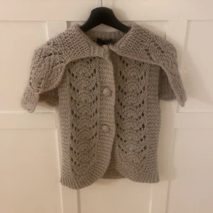 Grå kofta - Säljer denna jättesöta stickade koftan/tröjan.