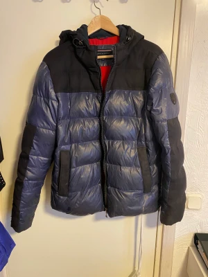 TH jacka marinblå  - TH dunjacka i marinblå med snygga detaljer. Strl m. 