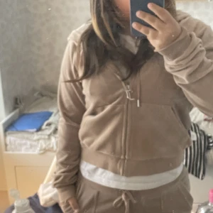 Juicy couture  - Säljer mitt beiga juicy sett pågrund av att jag vill ha en annan färg, 1000 för hela settet, kan även tänka mig att byta till en annan färg, skriv om ni är intresserade, bra skick, byxorna S tröjan M, skriv om ni vill ha fler bilder, en del 700❤️