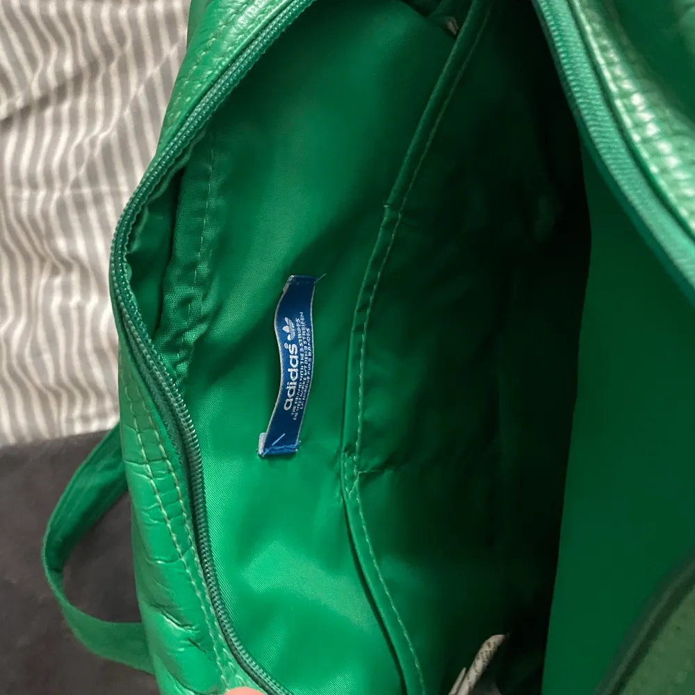 En grön snygg adidas väska som inte kommer till användning . Väskor.