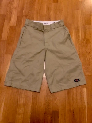 Dickies loose fit shorts - Beiga shorts från dickies. Storlek 28. 