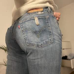 Säljer mina jättefina lågmidjade Levis jeans då jag har massor av andra och måste rensa Tyvvär:( de är i storlek 30/32 men passar mig perfekt som är 170 och bär 36 i jeans. Hör av dig för fler bilder eller frågor! Köparen står för frakten:)