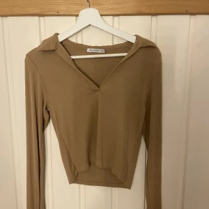 Långärmad tröja  - Snygg och skön tröja från stradivarius, använd en gång!