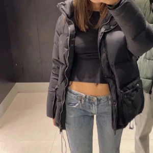 Everest jacka - Superfin och mysig vinterjacka i mörkblå/svart färg. Varm och skön, perfekt nu till vintern. Storlek 36 vilket jag skulle säga motsvarar ca xs/s 