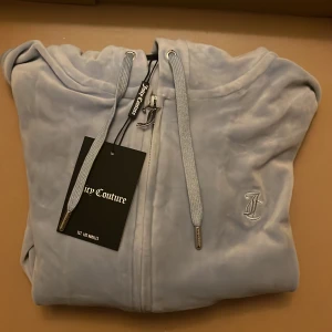 Ljusblå Juicy Coture hoodie - En helt ny ljusblå juicy hoodie!!  Säljer då det inte passade mig riktigt. Nypris 1200kr säljer för 1000kr. 