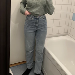 Hm högmidjade jeans  - Säljer då jag inte använder längre Köpt för ett tag sen coh anvädba några gånger  Pris kan diskuteras Men bra skick Jag är 163 och enligt min åsikt är de lite korta men fungerar ändå   