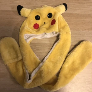 Pikachu mössa med vantar! (Pokémon) - OBS! frakten blir 57kr om du vill betala privat med swish och så! man får dock köpa här på plick med ”köp nu” så blir det billigare frakt :) (har inte testat det än dock)  hittade mössan, har haft den sen jag var liten. säljes pga ingen användning :) 