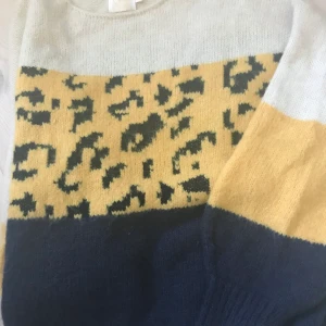 Stickad tröja  - Onesize nyskick  Blå-vit- gul stickad tröja  Märke : Purple Queen