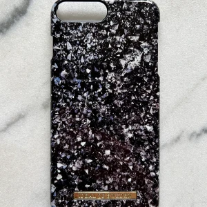 Mobilskal iPhone 6/6S/7/8 Plus - Ideal of Sweden mobilskal i svart diamant/kristall från hannalicious kollektion. Använd ett fåtal gånger så är som i nyskick. Passar till iPhone 6/6S/7/8 Plus. Nypris: 399kr.