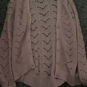 Stickad kofta - Stickad kofta som har färgen lila rosa, har aldrig använt