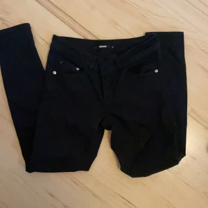 Svarta Jeans- skinny  - Svart skinny jeans från bikbok storlek s