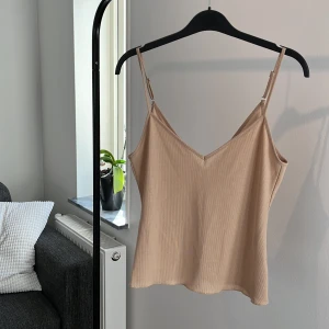 Beige linne från ZARA - Köpt från ZARA för 1-2år sen. Jätte fin och bra kvalitet. Storlek S men känns även som XS