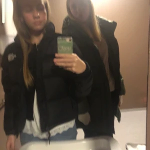 Jacka - Skit varm och snygg The North Face jacka. Ser ut som ny! Kan tänka mig och byta mot en större storlek eller herr❌😍😍 (pris kan diskuteras)