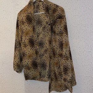 Kavaj/skjorta  - Fint skick, knappt använd.💛🧡🖤