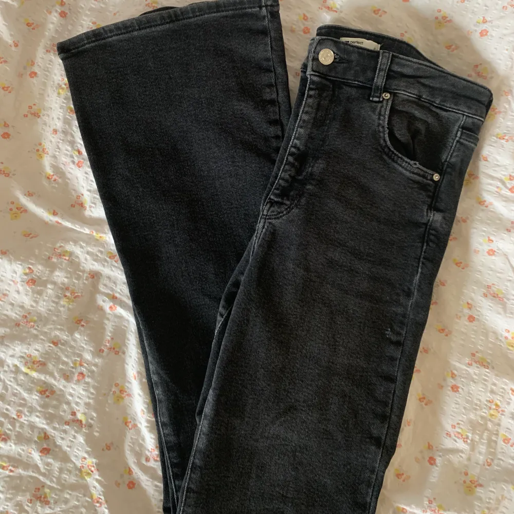 Så snygga utsvängda jeans från Gina Tricot. Jag skulle säga att de är små i storleken, de är i storlek 44 men passar mig som vanligtvis har 38. Köparen står för frakt💙. Jeans & Byxor.
