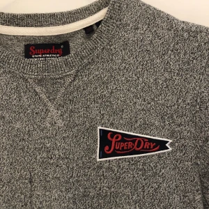 Grå mjuk superdry t-shirt  - Varsamt använd utan slitage. Fraktkostnad tillkommer.