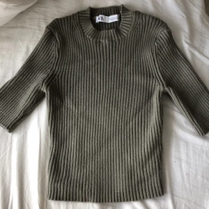 Zara topp - Jättesnygg topp från zara, den sitter tight och kort och är skit snygg till ett par jeans