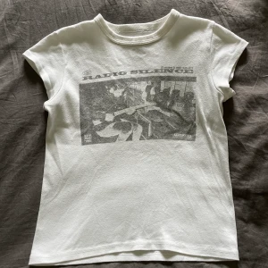 brandy melville tröja - säljer denna simpla brandy melville tröjan som knappt har använts. endast lite skrynklig men annars helt felfri! (startade budgivning då det var många intresserade, buda bara seriöst om du verkligen tänker köpa)