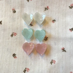 hårklämmor - små hjärtformade hårklämmor i olika färger. alla är i perfekt skick! säljer för 50kr + 13kr frakt<3