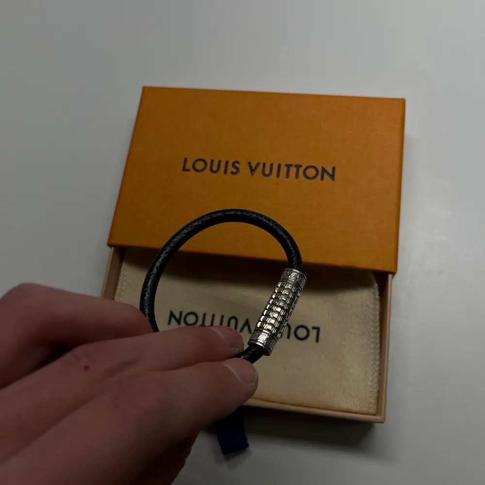 Louis Vuitton Digit armband i väldigt fint skick.. Nypris cirka 215€.. kvitto .m.m medföljer.. Dm för mer info✌️mvh!. Accessoarer.