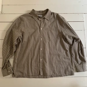 Skjorta Weekday  - Skjorta från Weekday! Den är upplagd lite! Bra skick! 