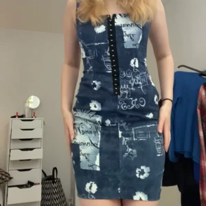 Klänning - Supercool vintage klänning. Knäpps fram som en korsett och ger jättefin figur. Passar 38-42 beroende på hur tajt du vill ha den, på bilderna är jag strl 38 och 177 cm