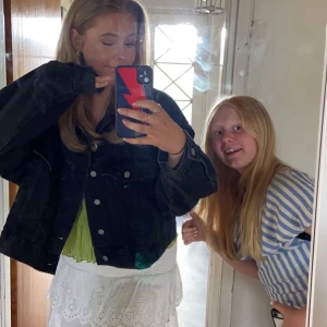 Jeansjacka svart - Oversized svart jeansjacka, använd men i bra skick💞