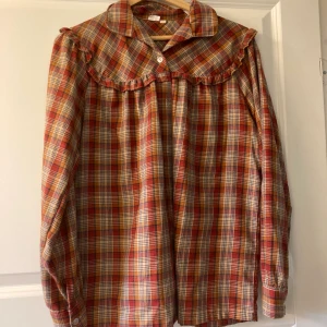 Blus skjorta 70tal strl 38  - Skjorta från 70talet i fint skick. Strl 38 