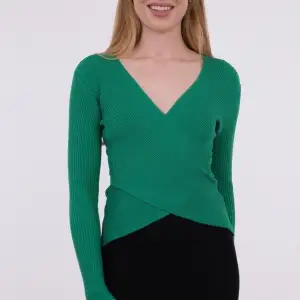Snygg grön tröja från Neo Noir. Använt fåtal gånger och den är i fintskick.  Nypris 749kr Mitt pris 150kr
