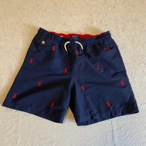 Ralph lauren badbyxor - Ett par nästintill aldrig använda Polo Ralph Lauren badbyxor.  Storlek 14-16 
