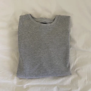 Grå sweatshirt - Säljer denna superfina sweatshirten!!! Sparsamt använd och i nyskick🥳
