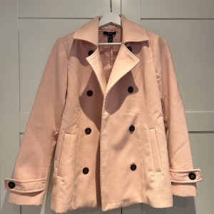 Rosa kappa forever 21 💕 - Säljer då jag har för många jackor för att använda. Denna är i superbr skick, nästan aldrig använd. Sitter som en vanlig s. Kan skicka bilder på! 💕 frakt tillkommer 