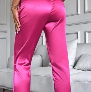 Rosa fin byxor  - Rosa finbyxor med resår i midjan och fickor väldigt snygga på storlek s oanvända endast provade 