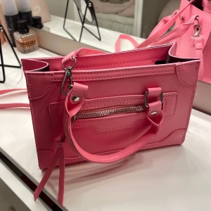 Rosa väska  - Helt ny rosa väska 200kr + frakt 