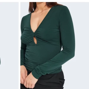 Topp  - Från bikbok, aldrig använd med lapp kvar. Storlek Xs, passar nog s också.  Ord pris 269